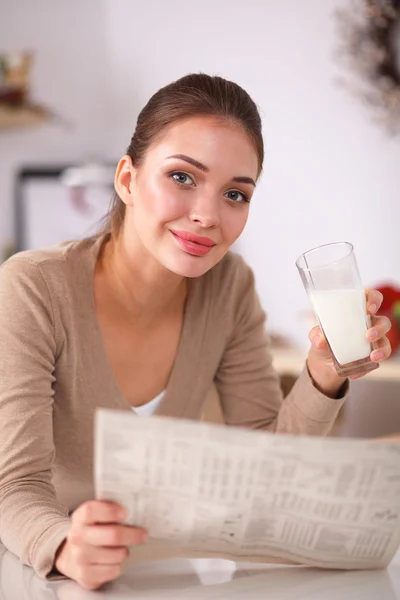 Mujer joven feliz desayunando sano en la cocina —  Fotos de Stock