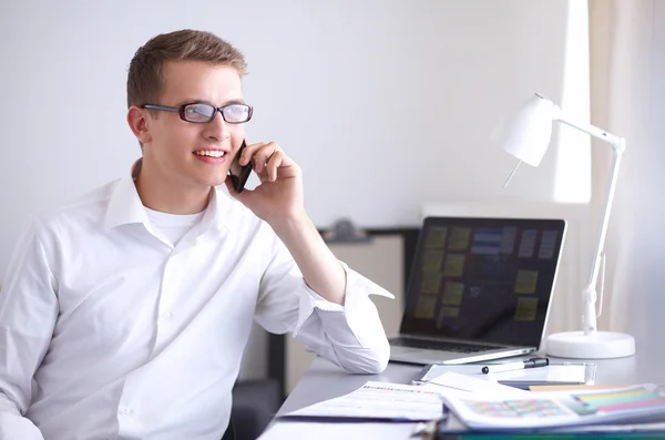 Young businessman working in office, sitting at desk — Stock Photo, Image