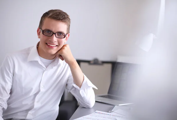 Young businessman working in office, sitting at desk — Stock Photo, Image