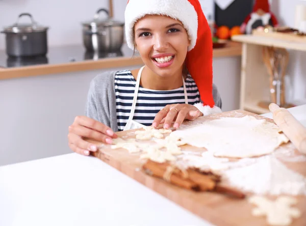 Glad ung kvinna ler glad ha kul med julen förberedelser bär Santa hatt — Stockfoto