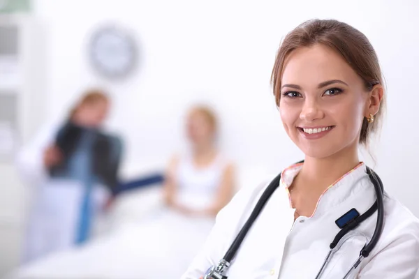 Woman doctor standingat hospital — Stock Photo, Image