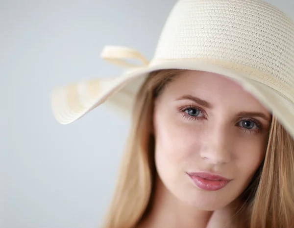 Retrato de modelo hermoso en sombrero, aislado en blanco —  Fotos de Stock