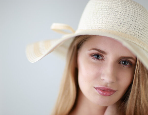 Портрет красивой модели в шляпе, изолированный на белом
