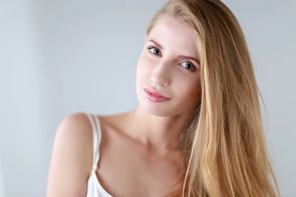 Retrato de mujer hermosa aislada en blanco — Foto de Stock