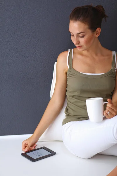 Mujer bonita en su sala de estar acostada en el sofá enviando mensajes —  Fotos de Stock