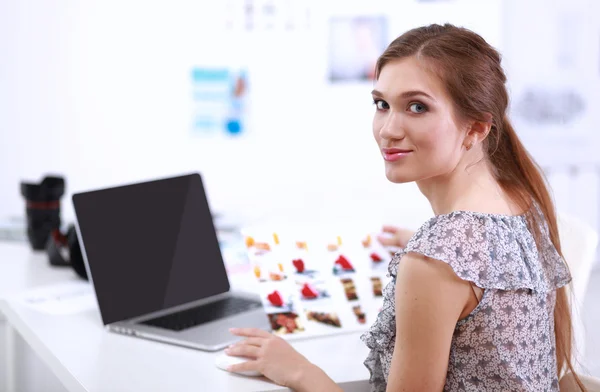 Frau mit Dokumenten auf dem Schreibtisch — Stockfoto