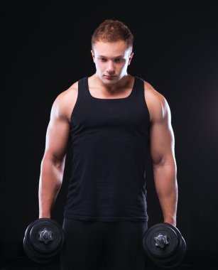 yakışıklı kaslı adam dumbell ile çalışma dışarı