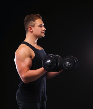 yakışıklı kaslı adam dumbell ile çalışma dışarı