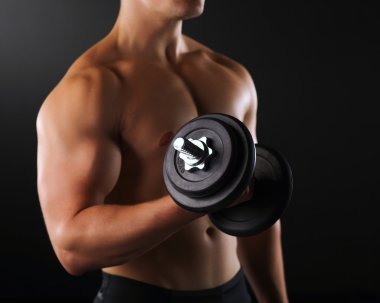 yakışıklı kaslı adam dumbell ile çalışma dışarı