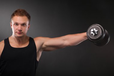 yakışıklı kaslı adam dumbell ile çalışma dışarı