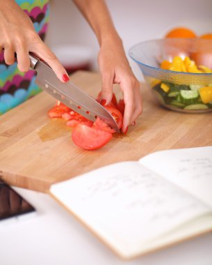 Genç kadın mutfakta salata hazırlama