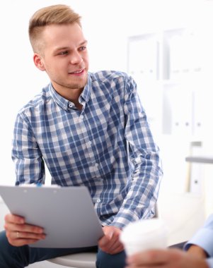 İş adamları ofiste görüştüler.