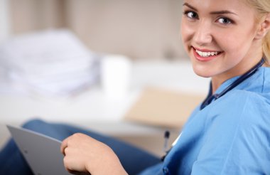 Kanepede oturan mutlu genç bir doktorun portresi.