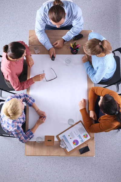 Gente de negocios sentada y discutiendo en la reunión de negocios, en la oficina —  Fotos de Stock