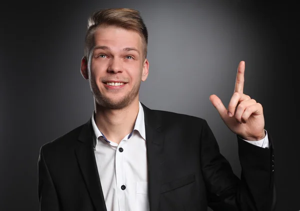 Retrato de um jovem bonito no fundo preto — Fotografia de Stock