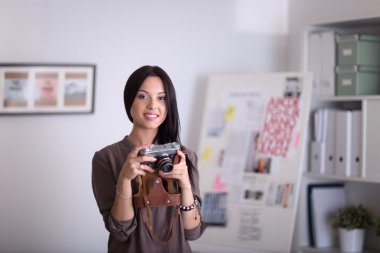 Kadın elinde kamera olan bir profesyonel fotoğrafçı.