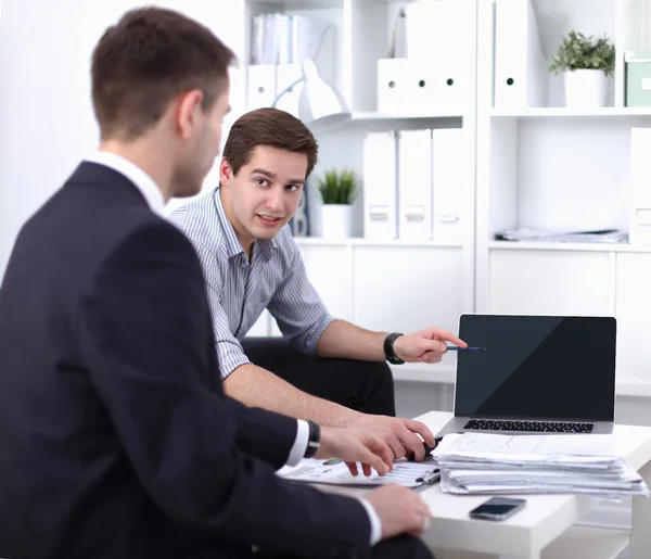 Geschäftsleute sprechen über Besprechungen im Büro, sitzen — Stockfoto