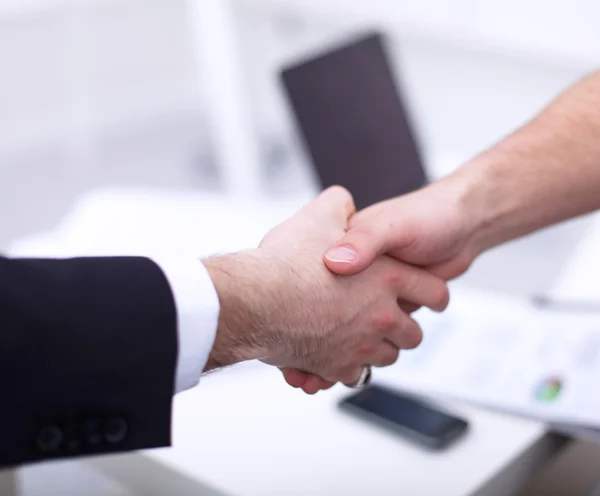 Geschäftsleute beim Händedruck im Büro — Stockfoto