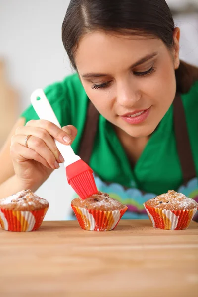 Jeune femme fait des gâteaux dans la cuisine — Photo