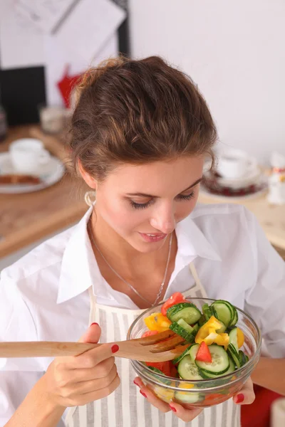 在现代厨房里吃新鲜沙拉的年轻女人 — 图库照片