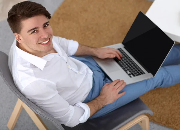 Young businessman working in office, sitting at desk — Stock Photo, Image