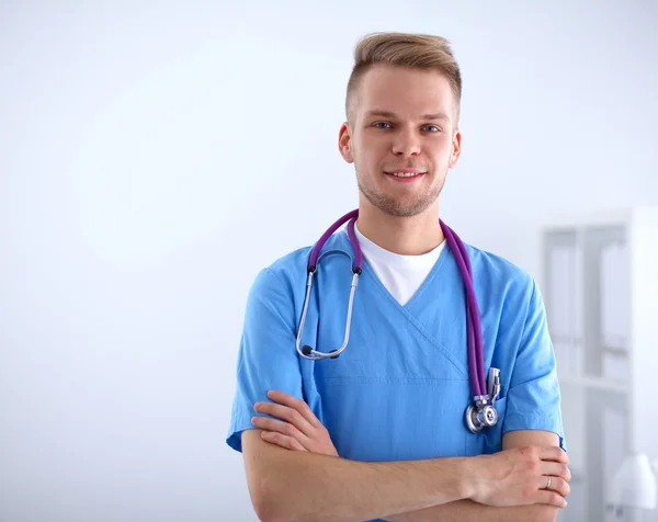Doktor s stetoskop postavení, na bílém pozadí — Stock fotografie