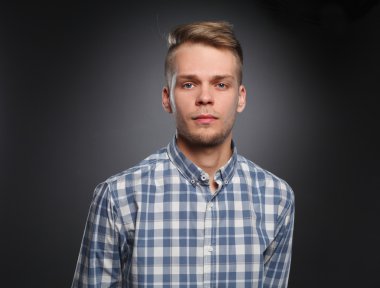 siyah arka plan üzerine yakışıklı bir genç adam portresi