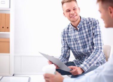 İş adamları ofiste görüştüler.