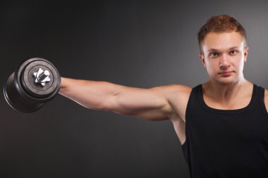 yakışıklı kaslı adam dumbell ile çalışma dışarı