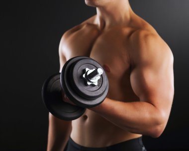 yakışıklı kaslı adam dumbell ile çalışma dışarı