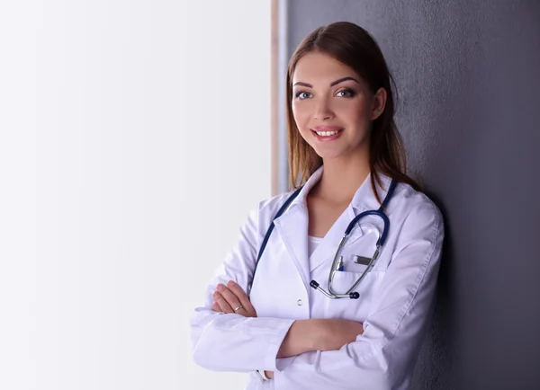 Läkare kvinna med stetoskop isolerad på grå bakgrund — Stockfoto