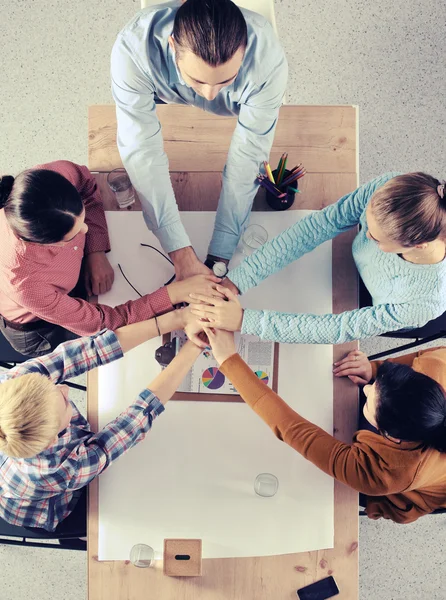 El ele tutuşan iş ekibi - takım çalışması kavramları