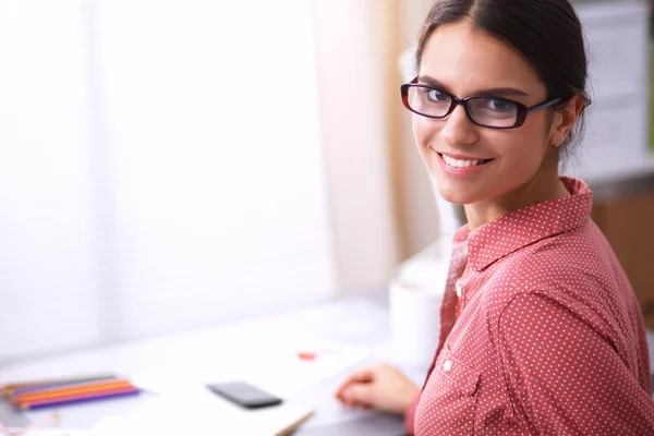 Jonge modeontwerper werkt in studio. — Stockfoto