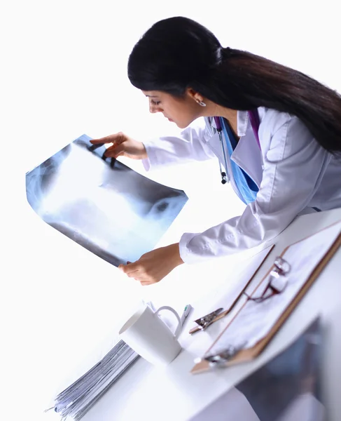 Jovem médica estudando imagem de raios-x, sentada na mesa — Fotografia de Stock