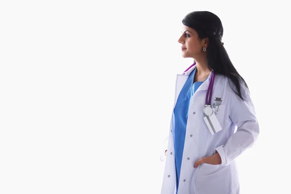 Steteskoplu doktor kadın duvarın yanında duruyor. — Stok fotoğraf