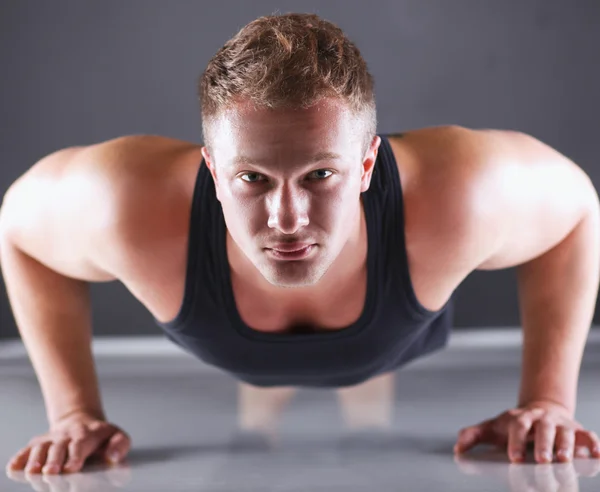 Fitness man doing push ups on floor — Stock Photo, Image