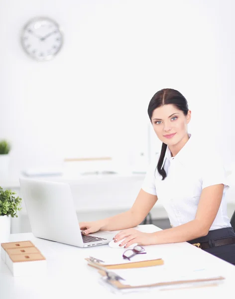 Atractiva mujer de negocios sentada en el escritorio de la oficina —  Fotos de Stock