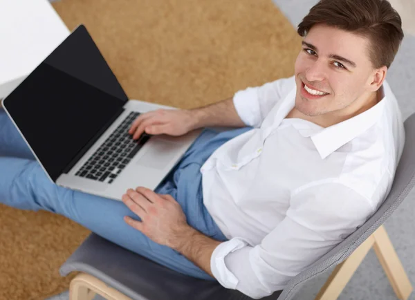 Joven hombre de negocios trabajando en la oficina, sentado en el escritorio — Foto de Stock