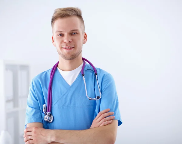 Arts met een stethoscoop staande, op witte achtergrond — Stockfoto