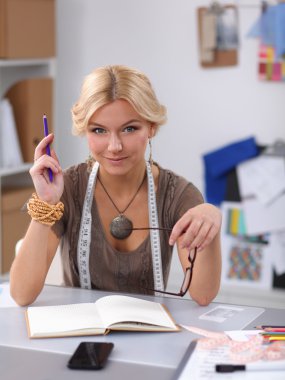 Stüdyoda çalışan genç moda tasarımcısı.