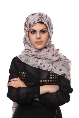 beyaz izole kırmızı bir başörtüsü giyen genç Asyalı bir kadın portresi.