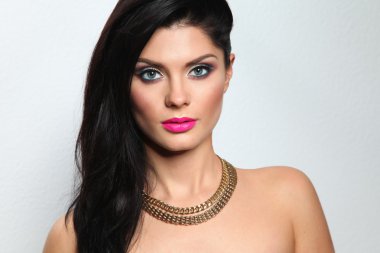 Gri arka plan üzerinde güzel kadın portresi