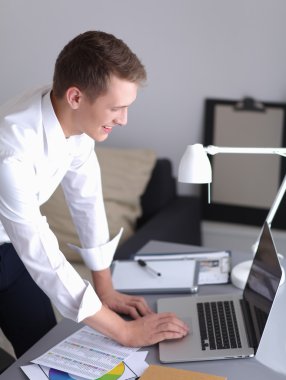 Genç işadamı ofis Resepsiyon duran, çalışma