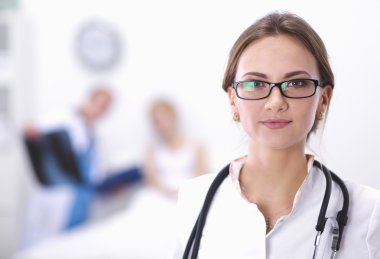 Kadın doktor hastanede duruyor.