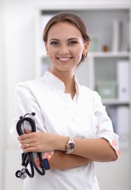 Kadın doktor hastanede duruyor.