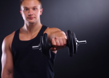 yakışıklı kaslı adam dumbell ile çalışma dışarı