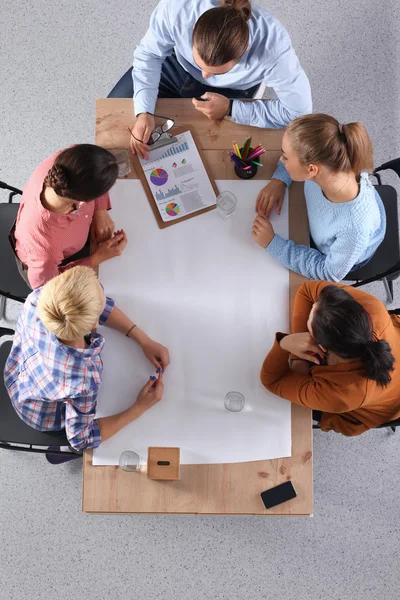 Uomini d'affari che siedono e discutono alla riunione di lavoro, in ufficio — Foto Stock