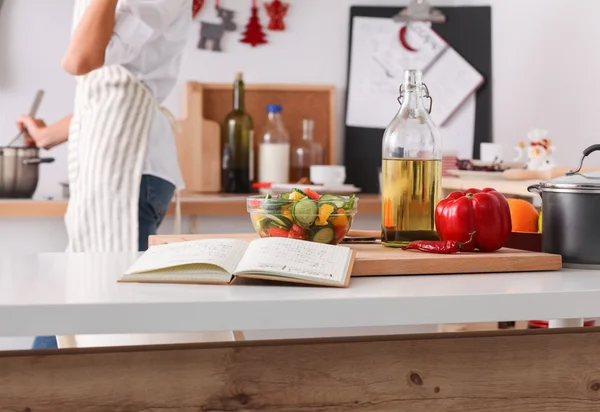 Giovane donna che prepara l'insalata in cucina — Foto Stock