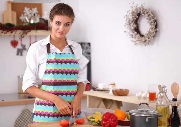 Leende ung kvinna förbereda sallad i köket — Stockfoto