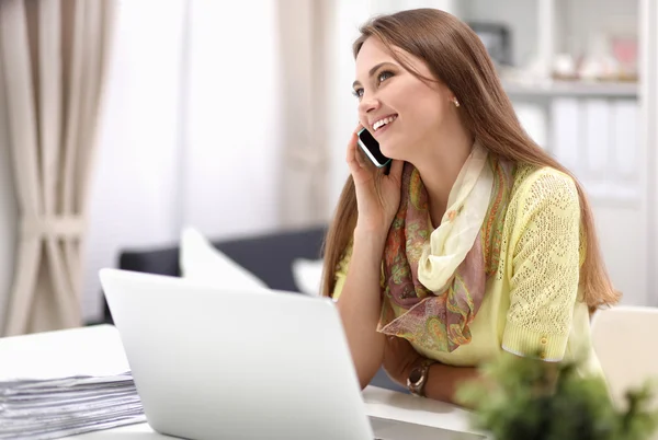 Mujer con documentos sentada en el escritorio — Foto de Stock